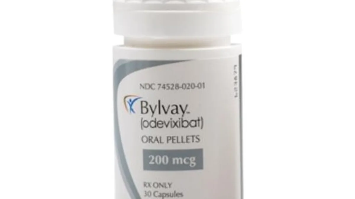 患者在医院医保窗口咨询药品报销政策